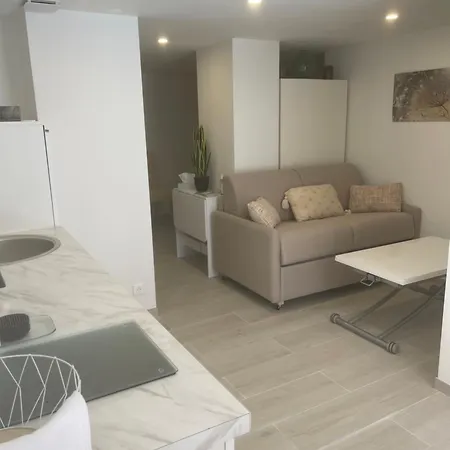 Grand Neuf A 50 M Du Port Saint-Tropez